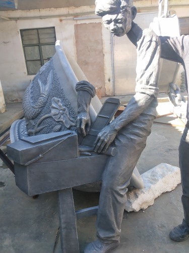 人物铸铝雕塑制作